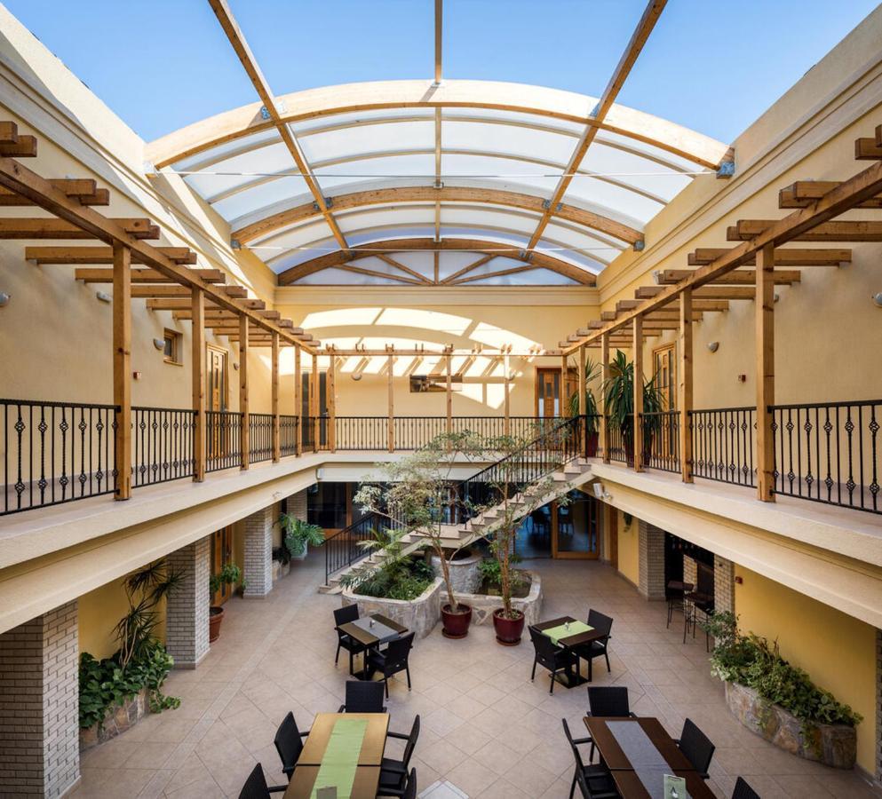 Atrium Agard Panzio Bed & Breakfast Gardony Bagian luar foto