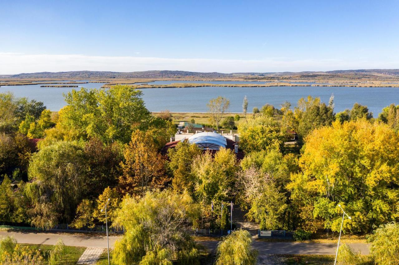 Atrium Agard Panzio Bed & Breakfast Gardony Bagian luar foto