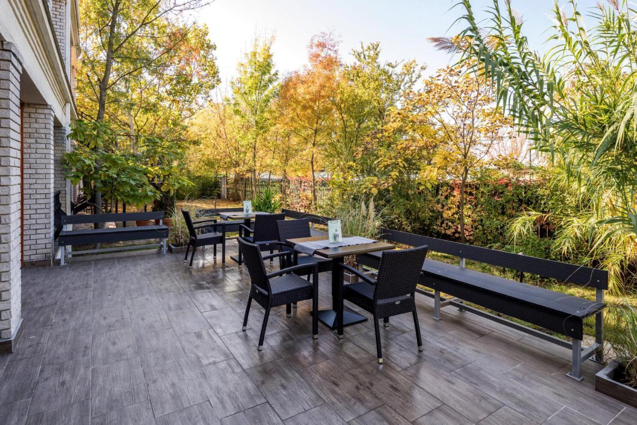 Atrium Agard Panzio Bed & Breakfast Gardony Bagian luar foto